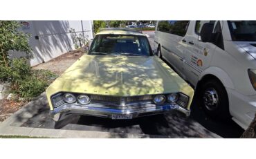 Chrysler-Town-country-1967-yellow-brown-1