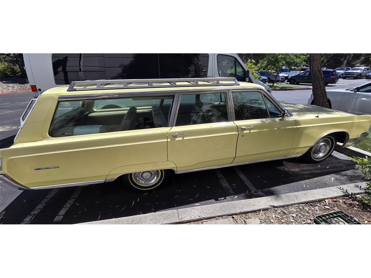 Chrysler-Town-country-1967-yellow-brown-2