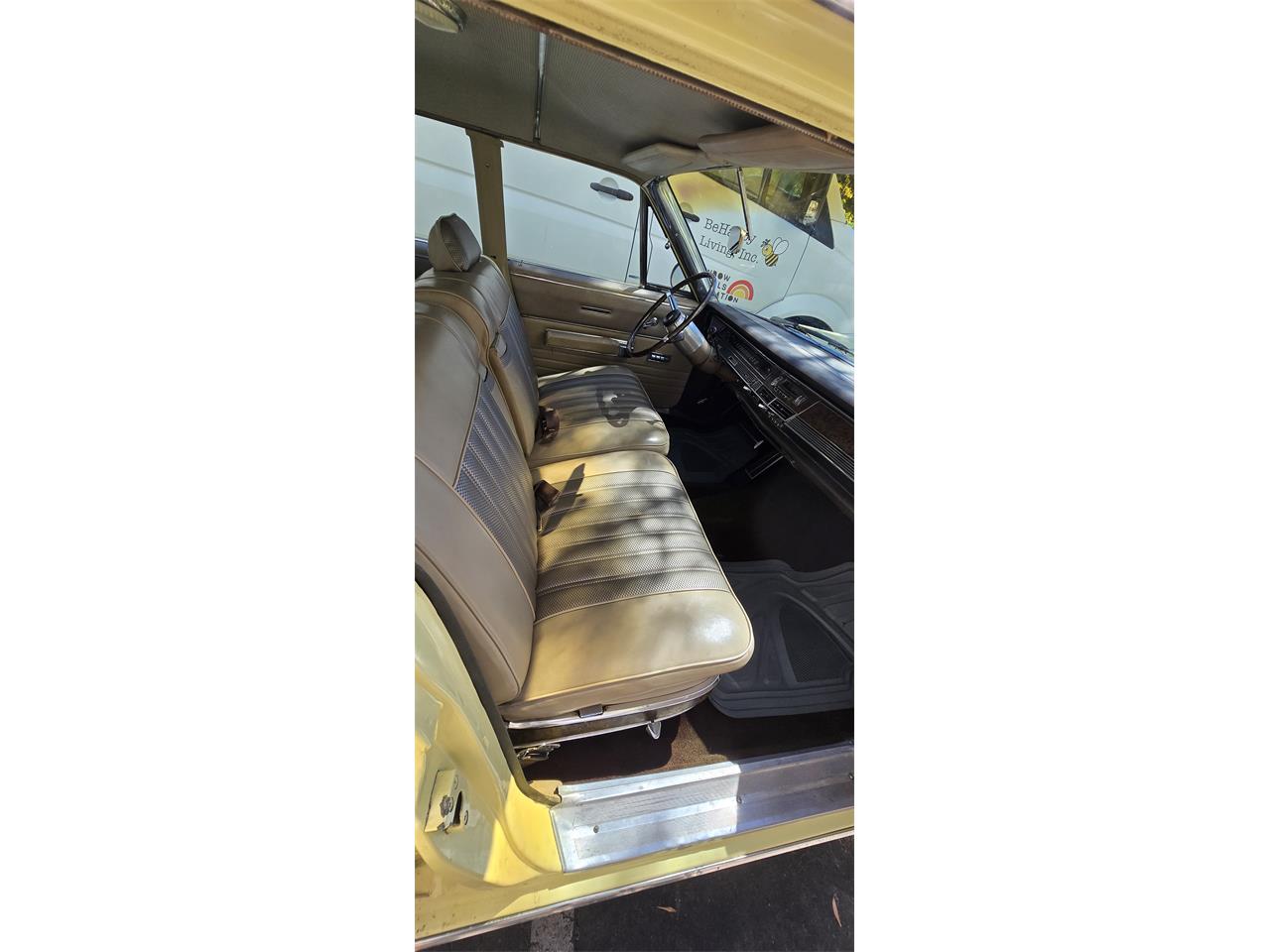 Chrysler-Town-country-1967-yellow-brown-4