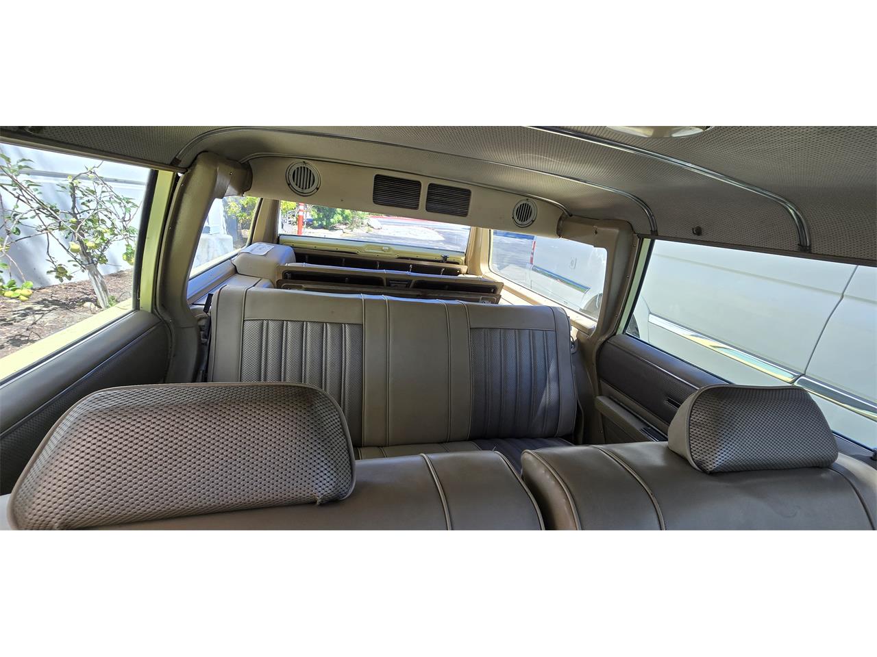 Chrysler-Town-country-1967-yellow-brown-6