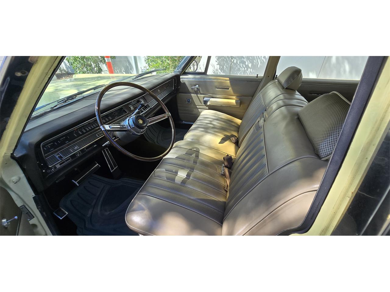 Chrysler-Town-country-1967-yellow-brown-7