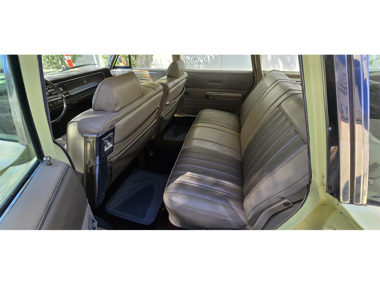 Chrysler-Town-country-1967-yellow-brown-8