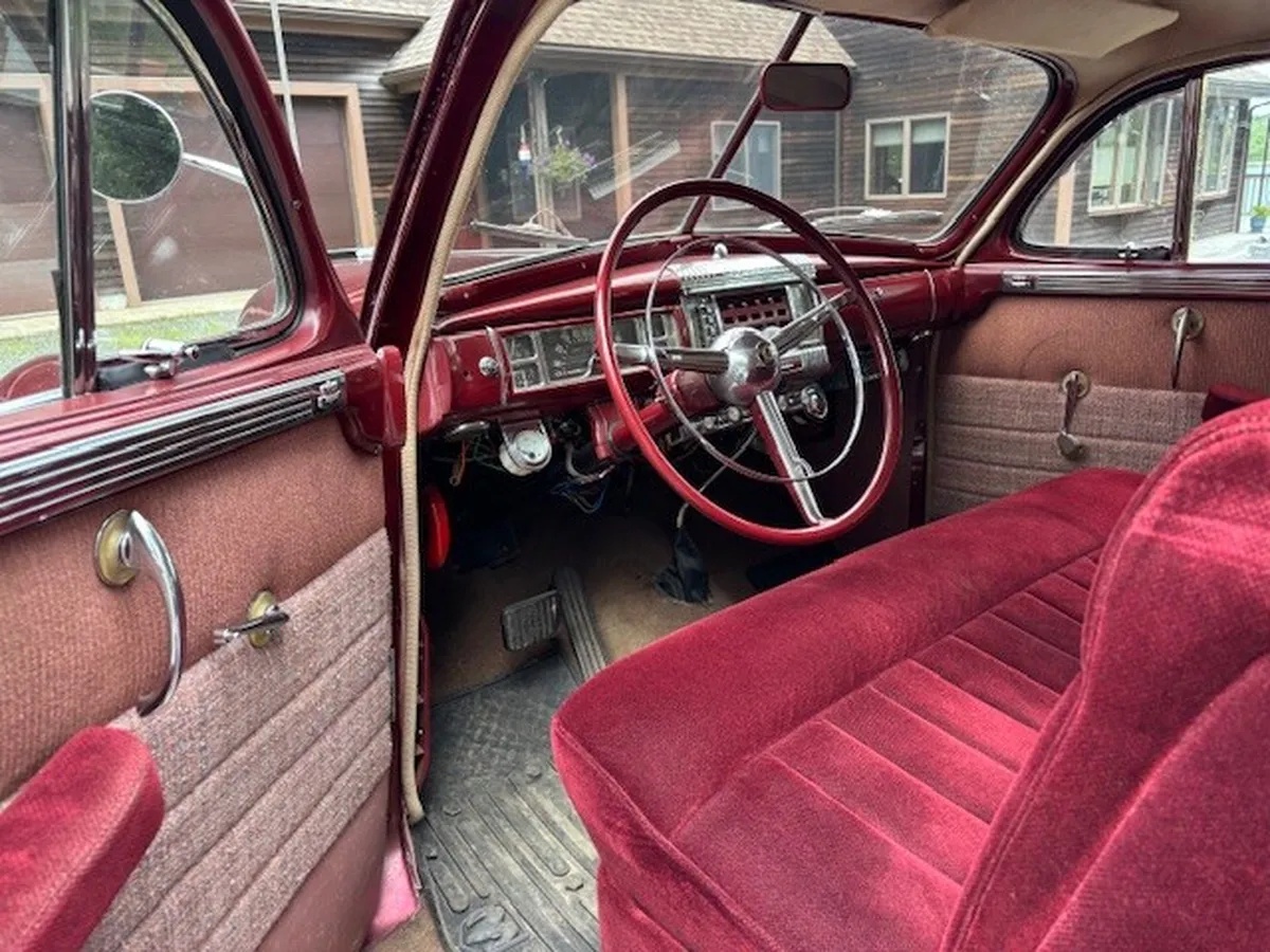 Chrysler-Windsor-1947-Ruby-Red-Satin-Gloss-Burgundy-1