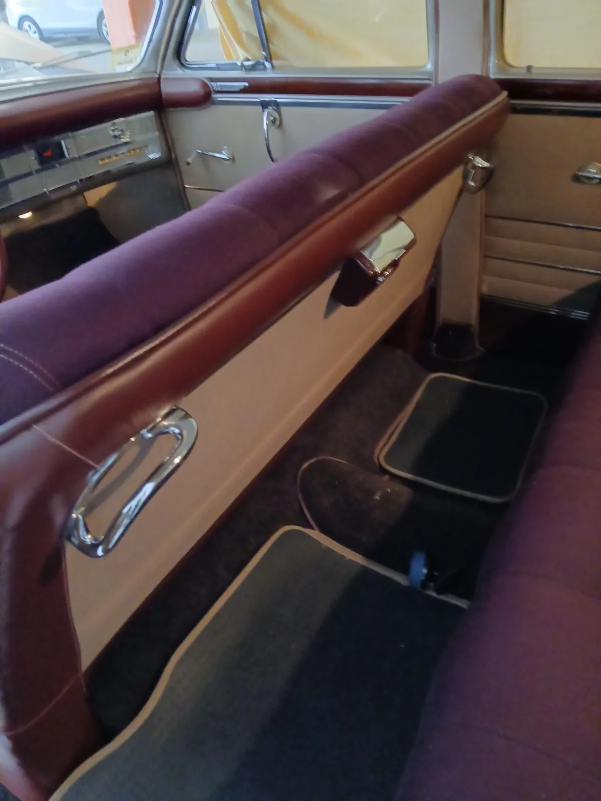 Chrysler-Windsor-1949-Tan-Purple-Red-1