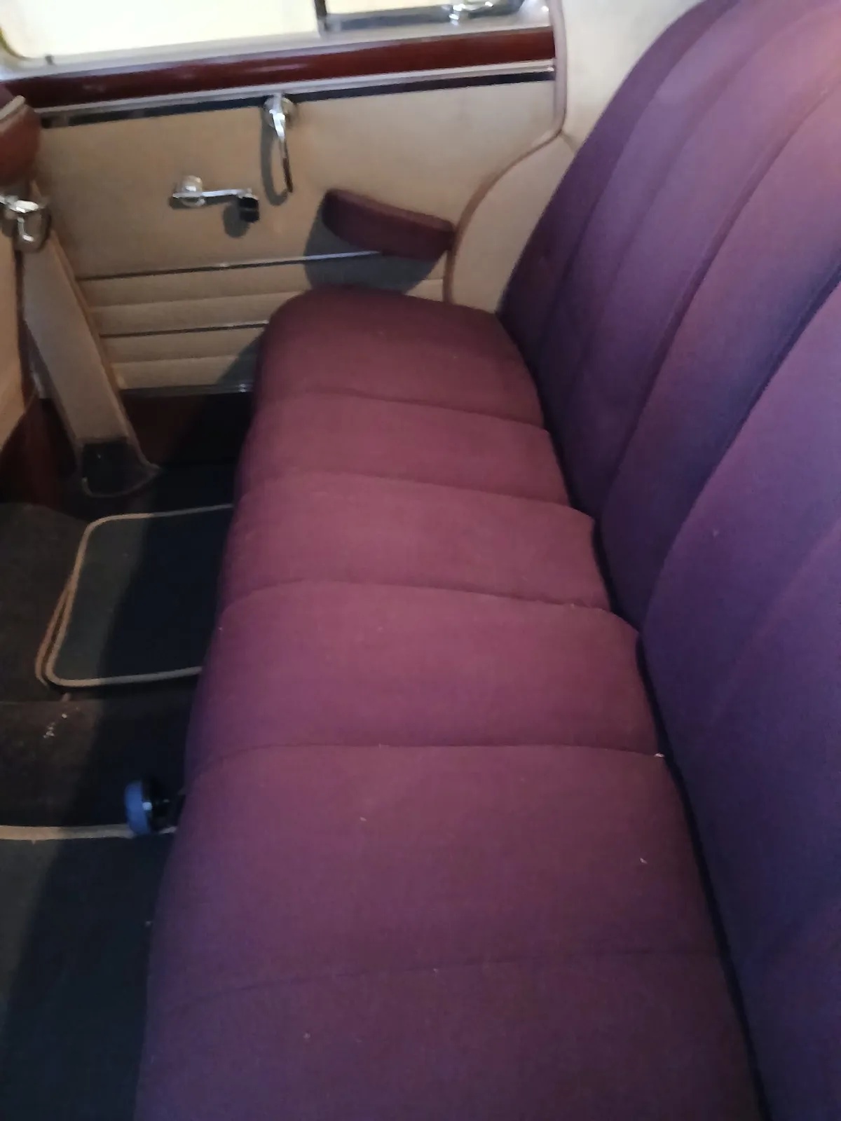 Chrysler-Windsor-1949-Tan-Purple-Red-2