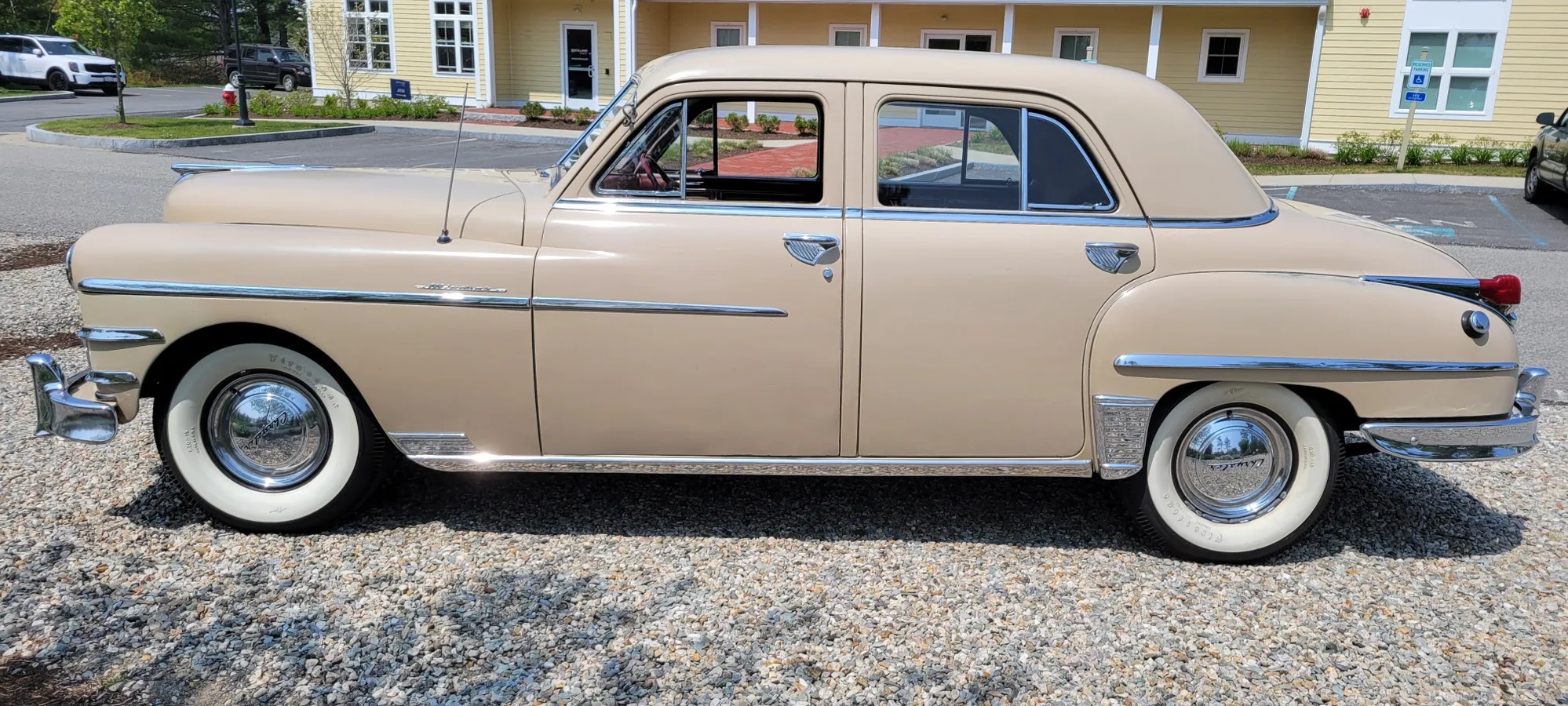 Chrysler-Windsor-1949-Tan-Purple-Red-9