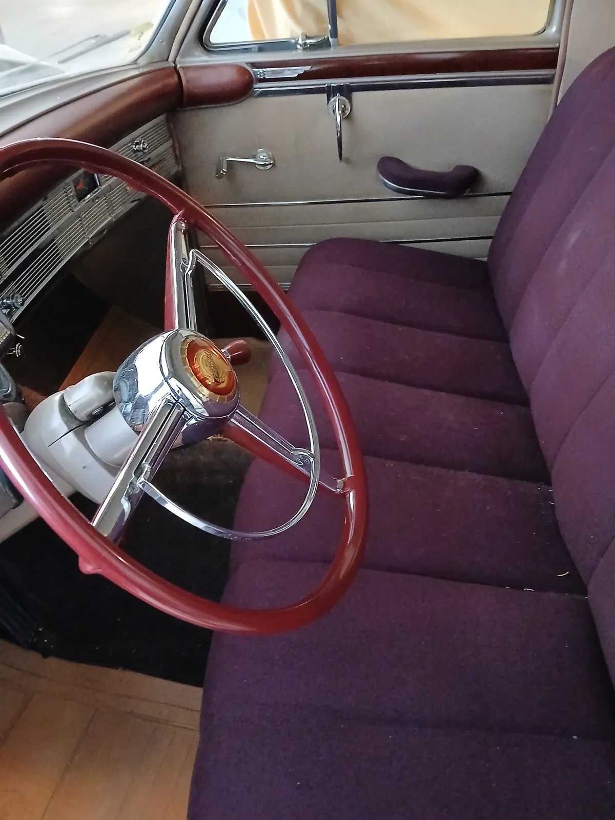 Chrysler-Windsor-1949-Tan-Purple-Red