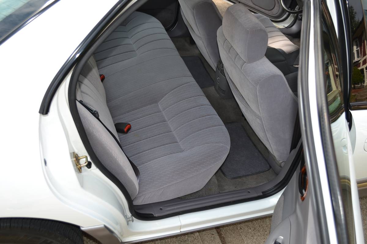 Chrysler-concorde-1995-white-10