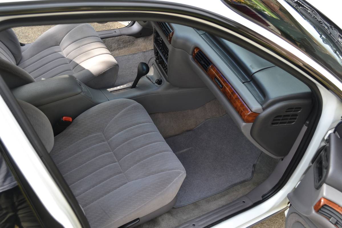 Chrysler-concorde-1995-white-12