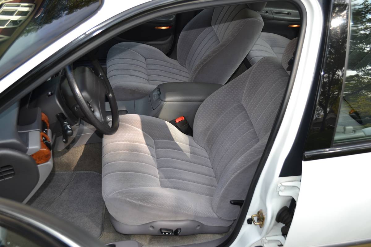 Chrysler-concorde-1995-white-9