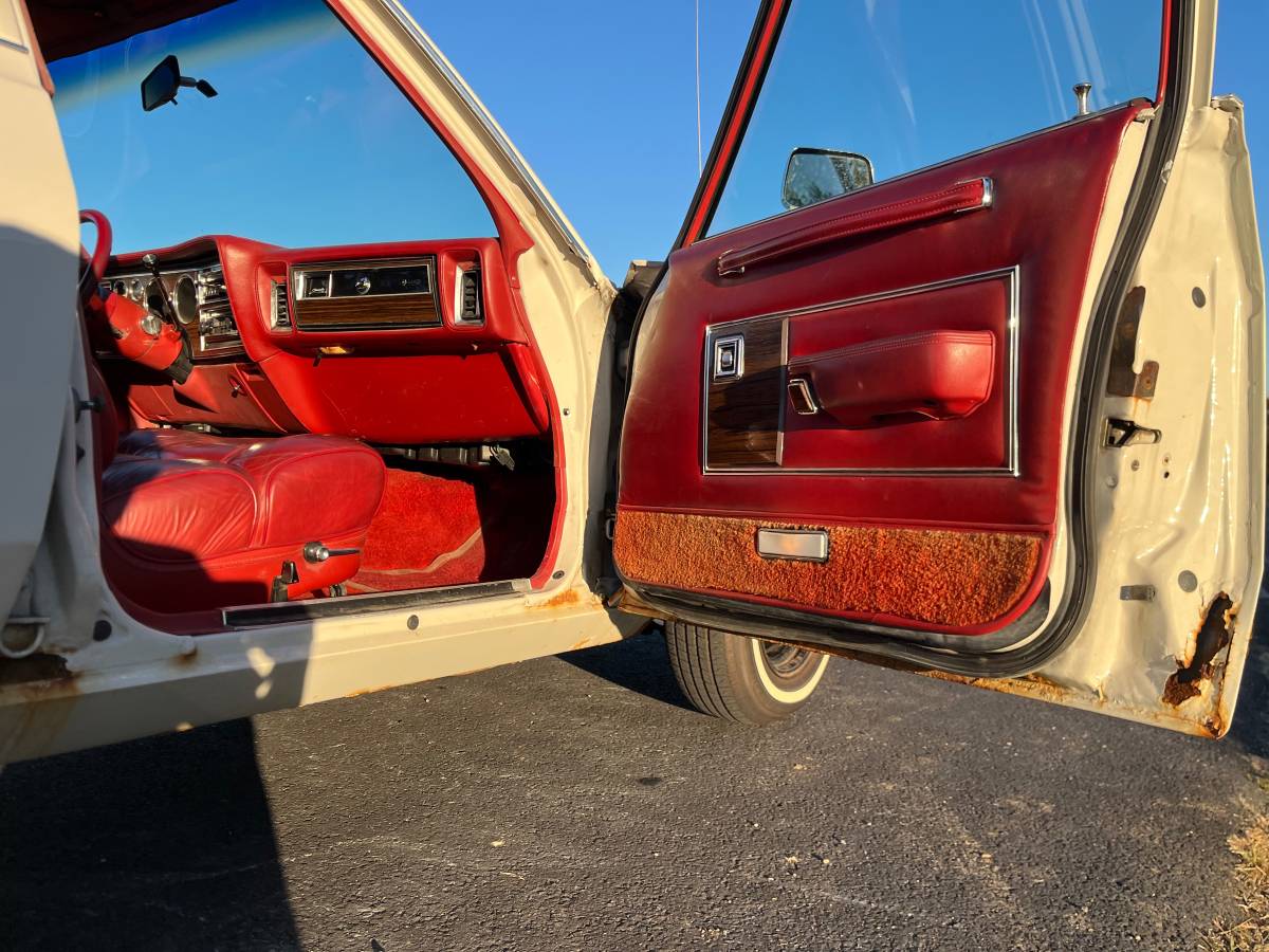 Chrysler-lebaron-town-and-country-1978-white-14