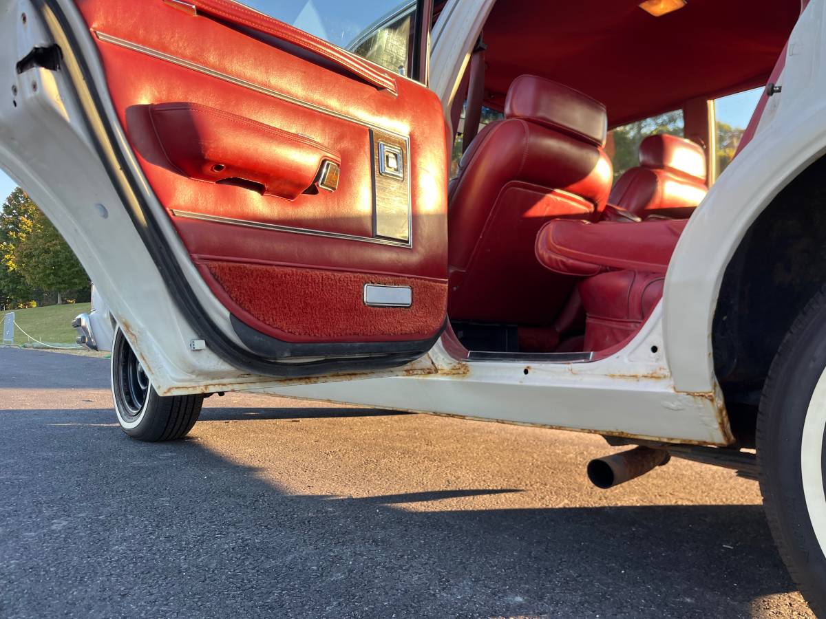 Chrysler-lebaron-town-and-country-1978-white-19