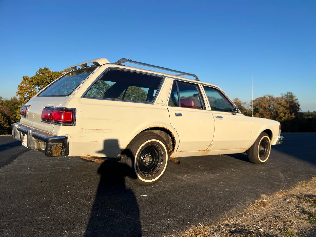 Chrysler-lebaron-town-and-country-1978-white-3