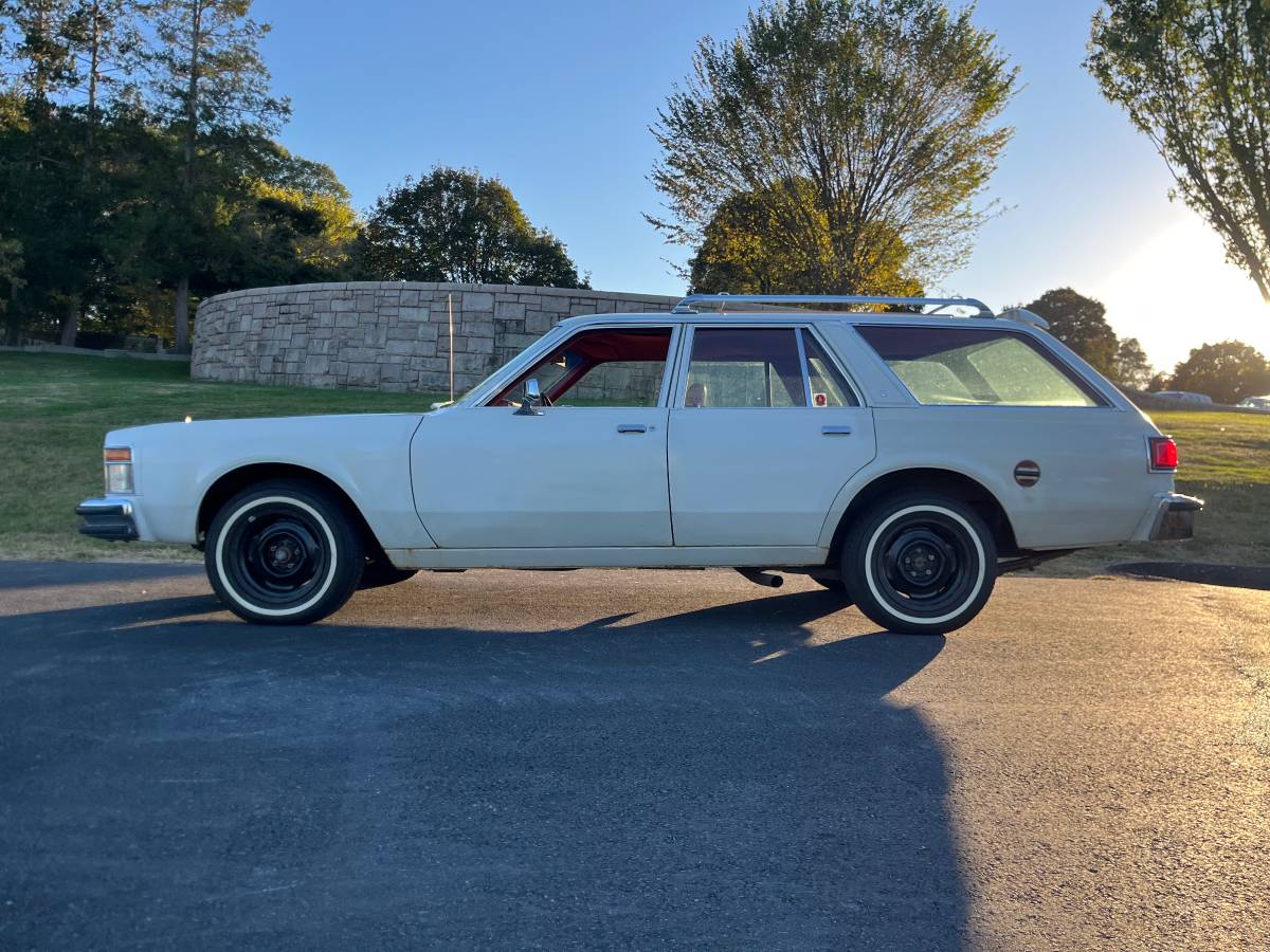 Chrysler-lebaron-town-and-country-1978-white-8