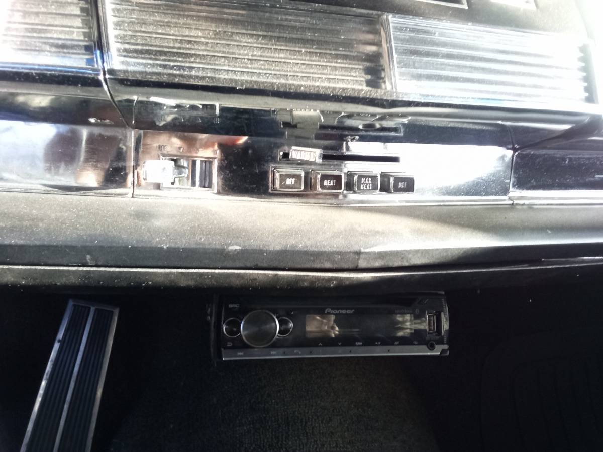 Chrysler-newport-custom-coupe-1967-silver-12