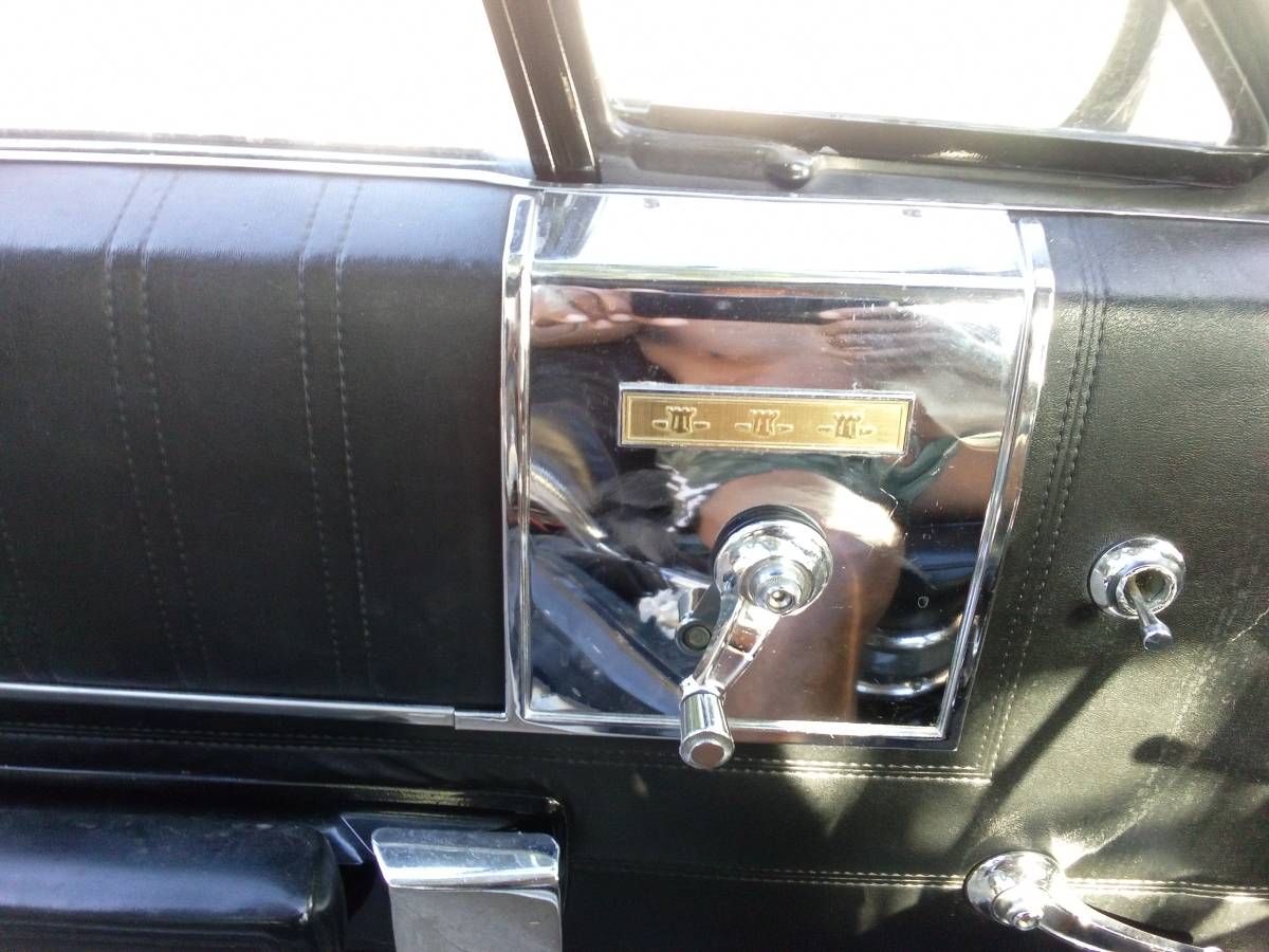 Chrysler-newport-custom-coupe-1967-silver-9