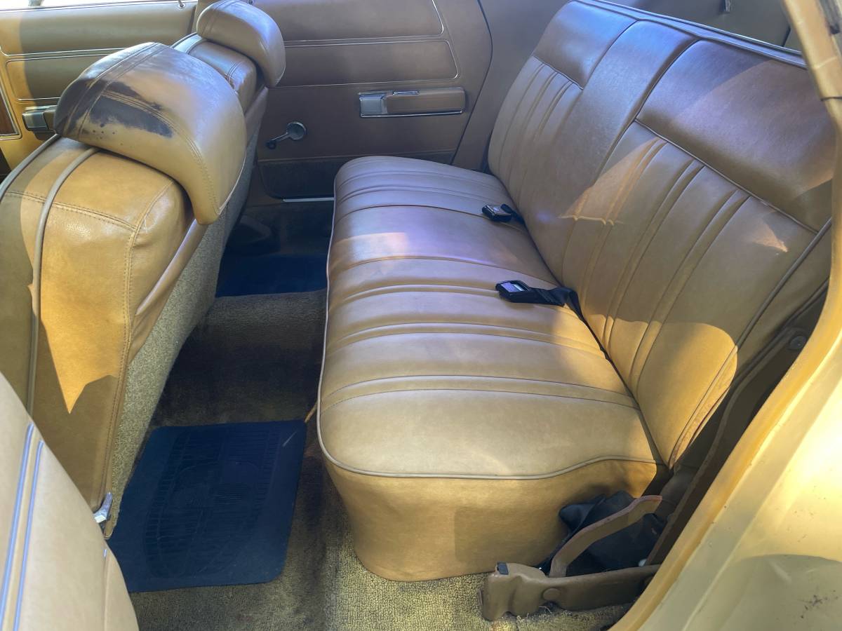 Chrysler-town-amp-country-1973-yellow-3