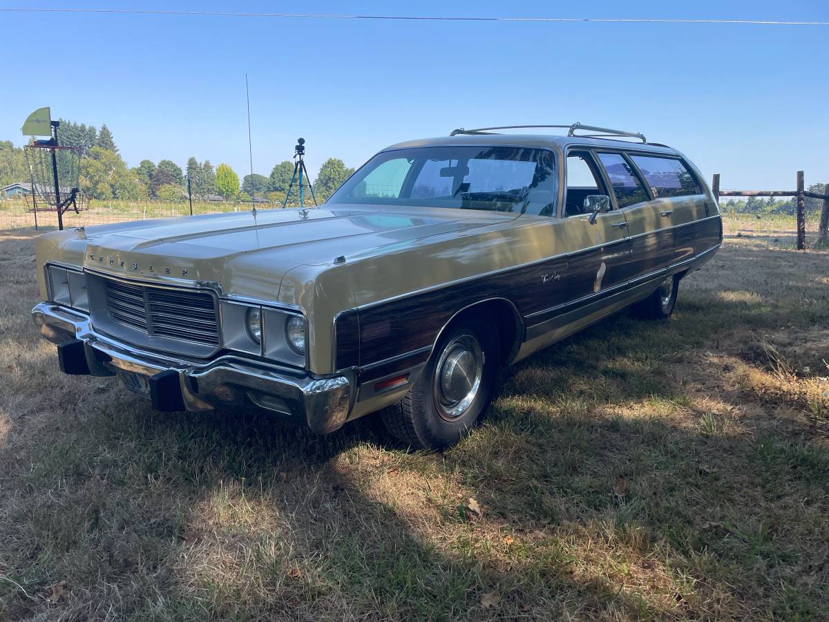 Chrysler-town-amp-country-1973-yellow
