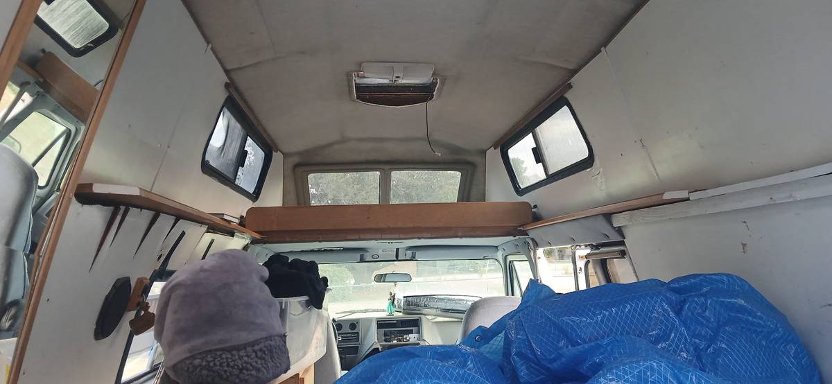 Coachmen-van-1994-white-7