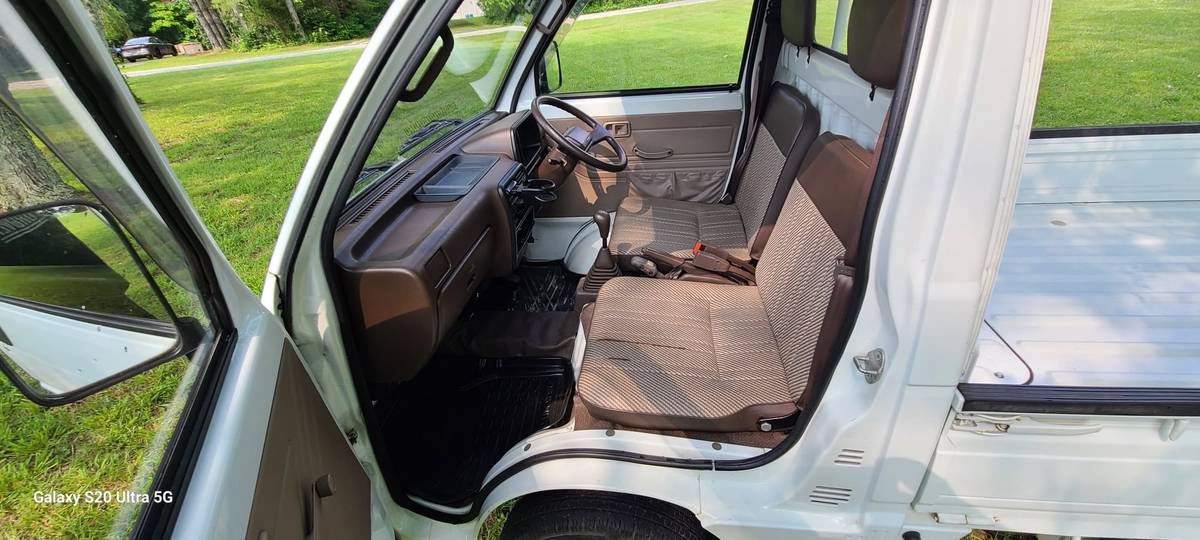 Daihatsu-hijet-1990-white-13