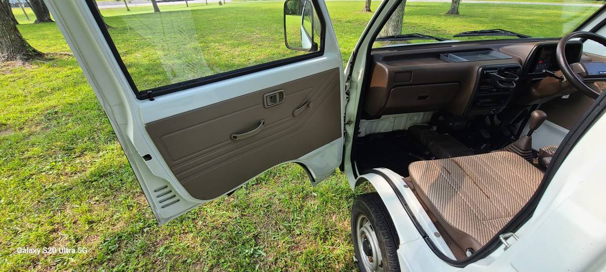 Daihatsu-hijet-1990-white-15