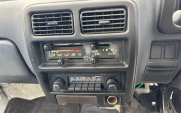 Daihatsu-hijet-1993-white-12