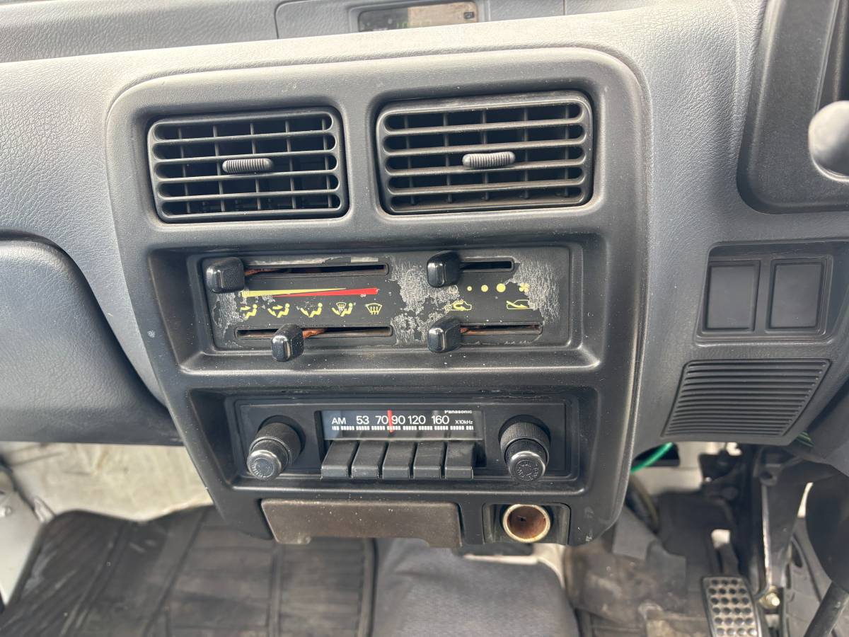 Daihatsu-hijet-1993-white-12