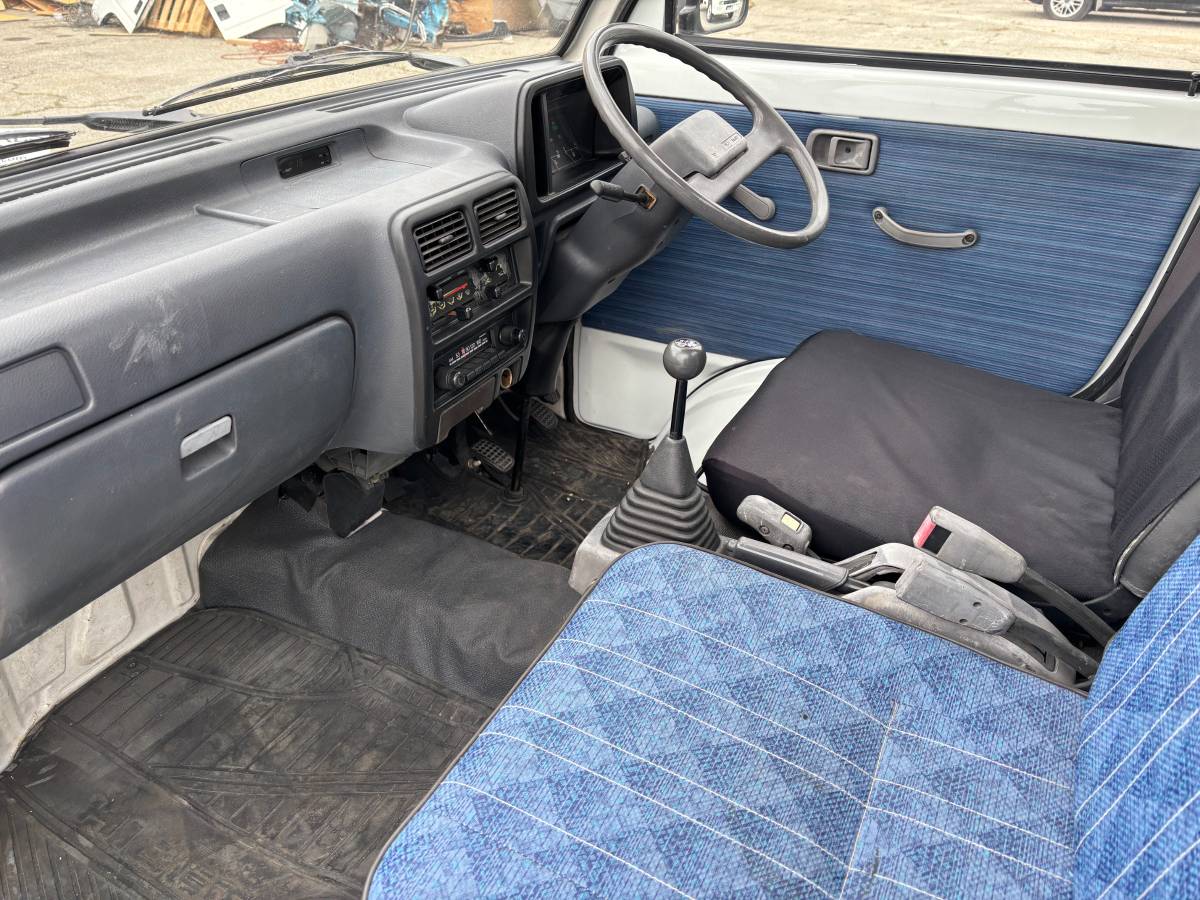 Daihatsu-hijet-1993-white-14