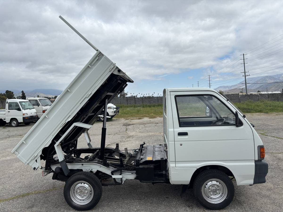 Daihatsu-hijet-1993-white-17