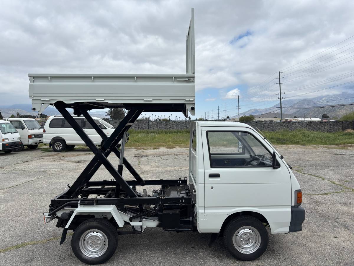 Daihatsu-hijet-1993-white-4