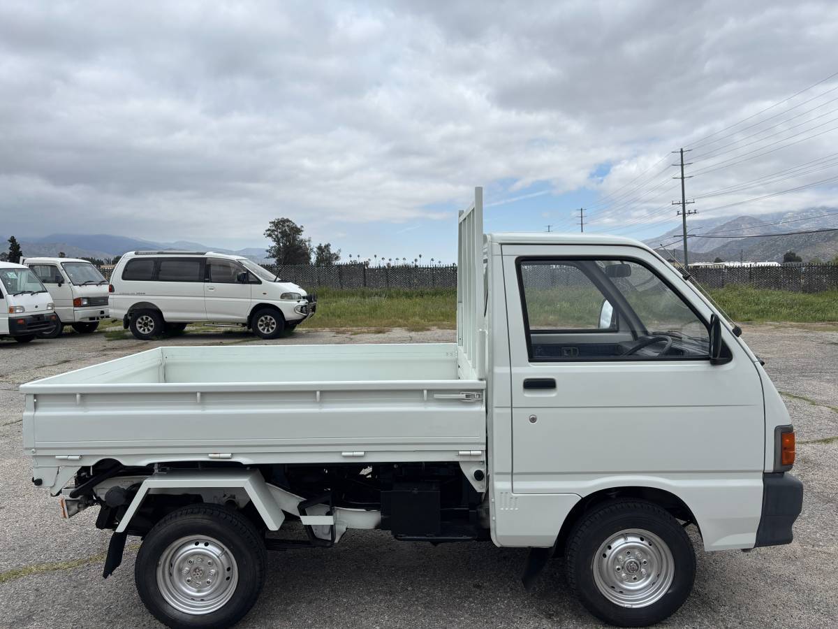 Daihatsu-hijet-1993-white-6