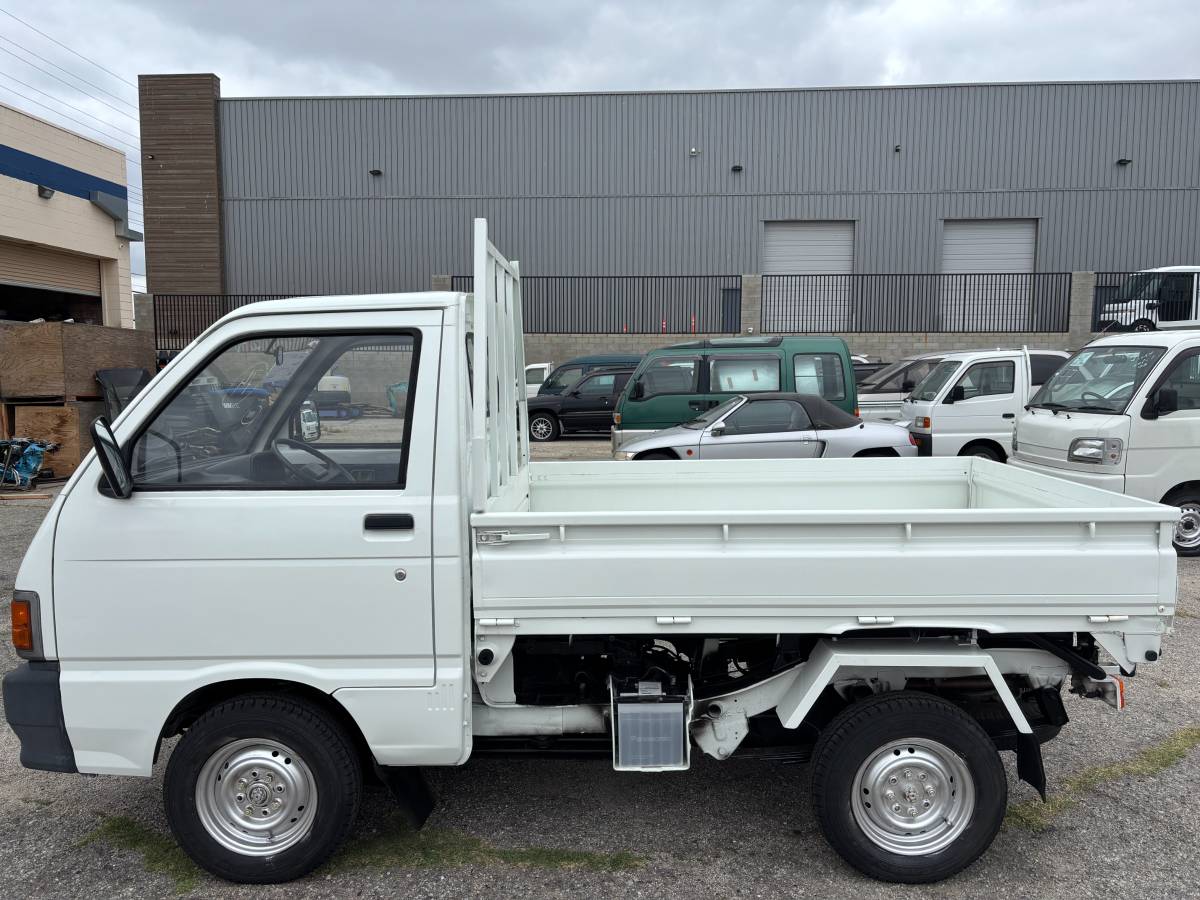 Daihatsu-hijet-1993-white-8