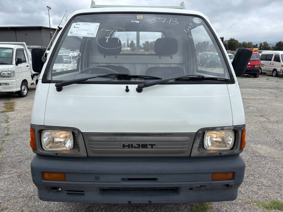 Daihatsu-hijet-1993-white-9