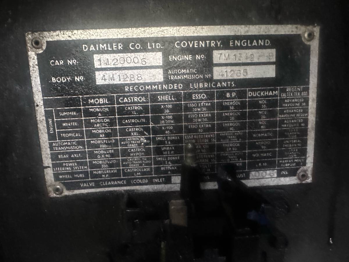 Daimler-ds-420-limo-1969-white-1