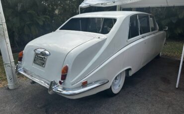 Daimler-ds-420-limo-1969-white-13
