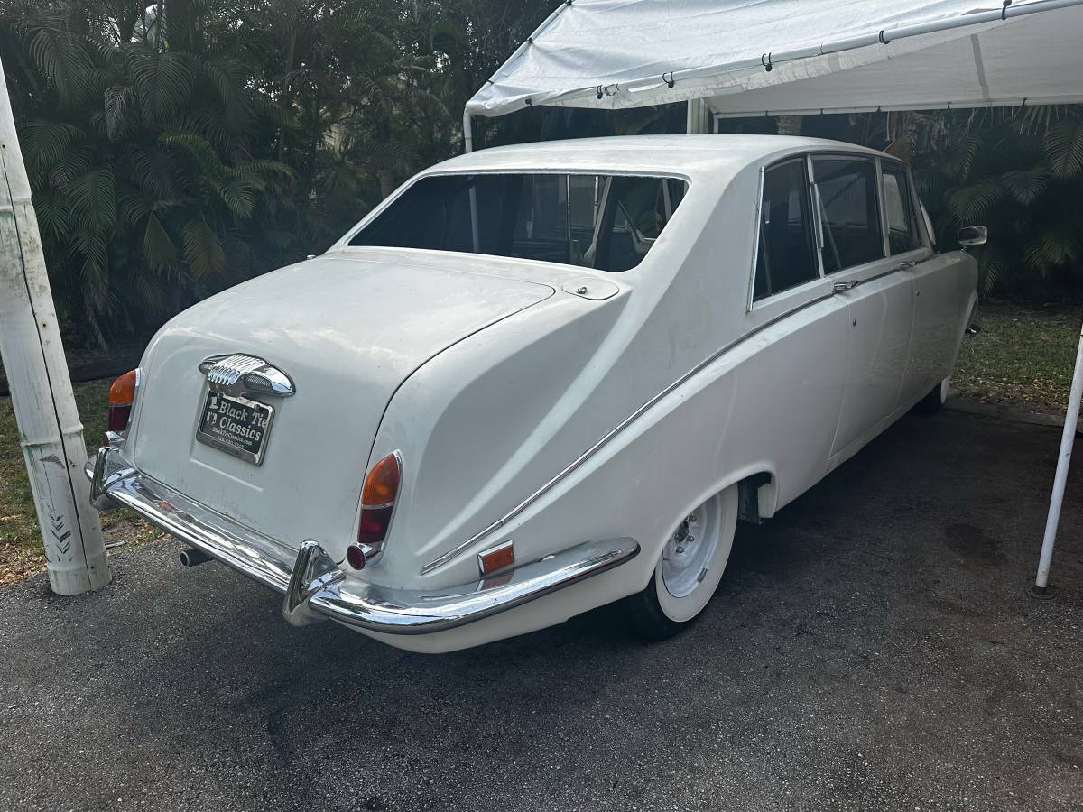 Daimler-ds-420-limo-1969-white-13