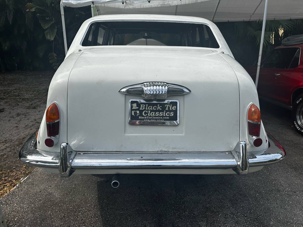 Daimler-ds-420-limo-1969-white-14
