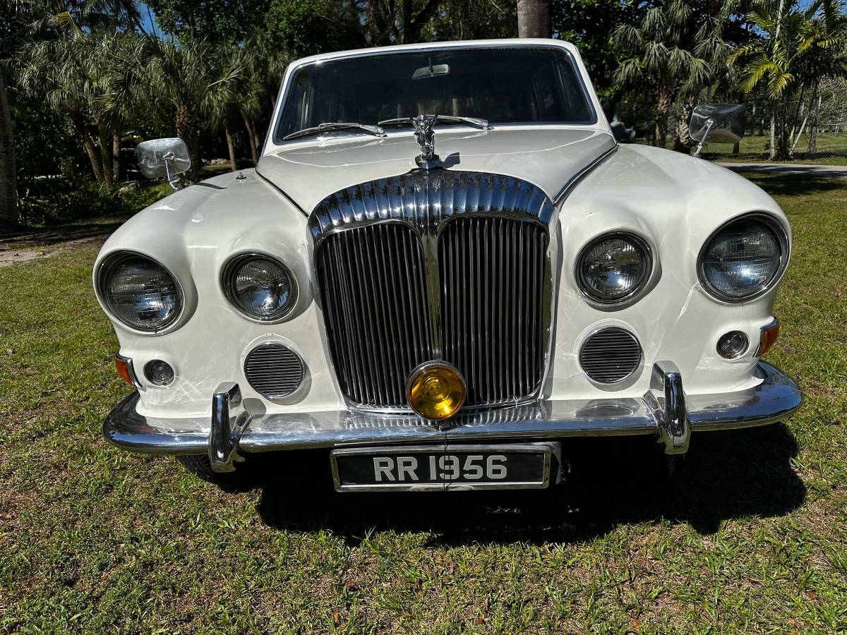 Daimler-ds-420-limo-1969-white-2