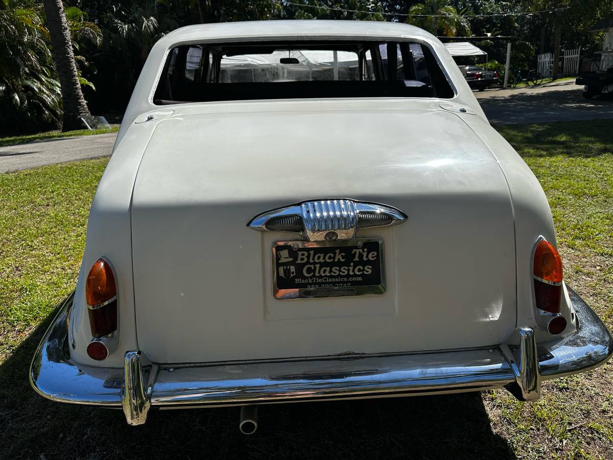 Daimler-ds-420-limo-1969-white-5