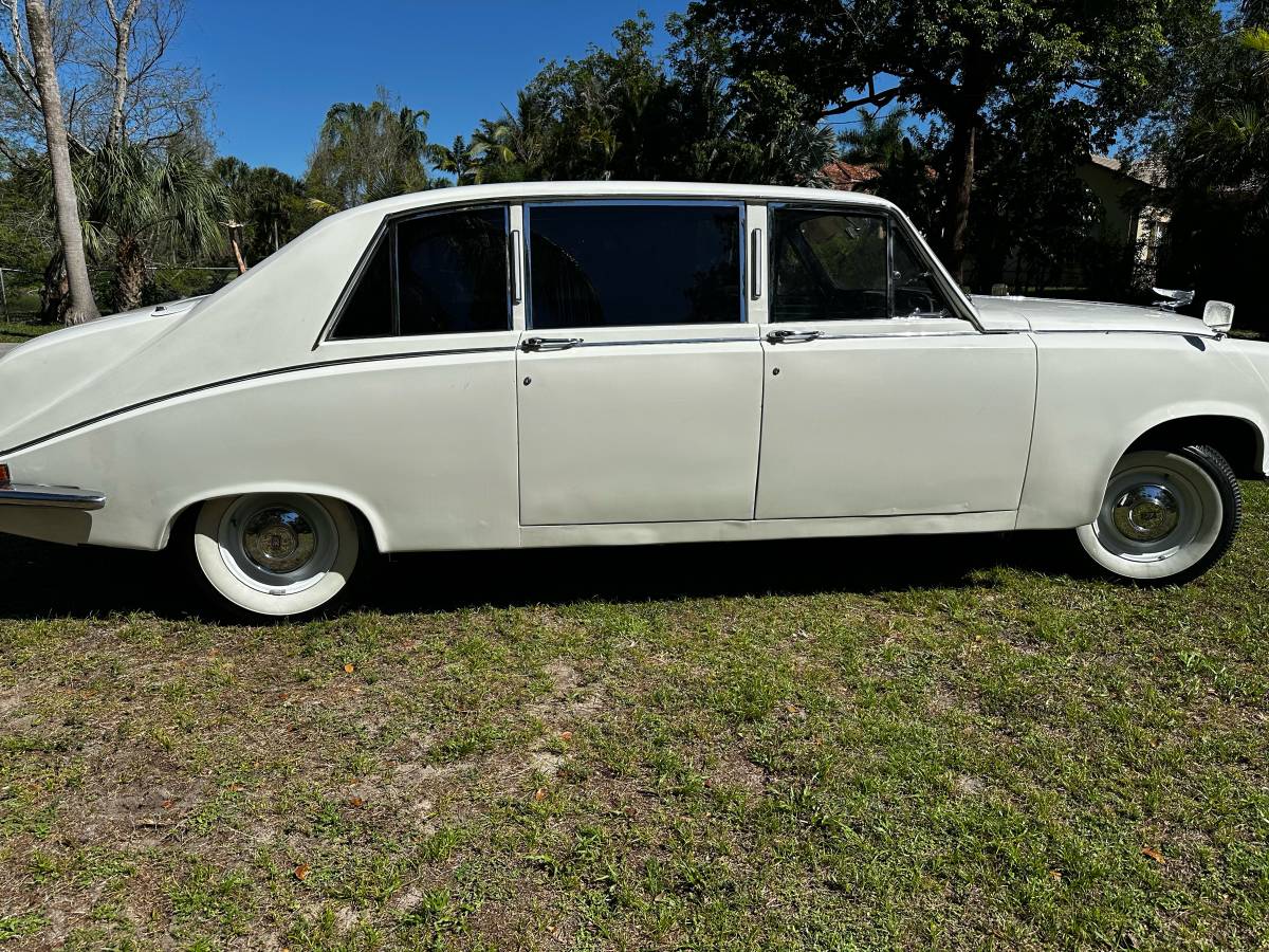 Daimler-ds-420-limo-1969-white-6