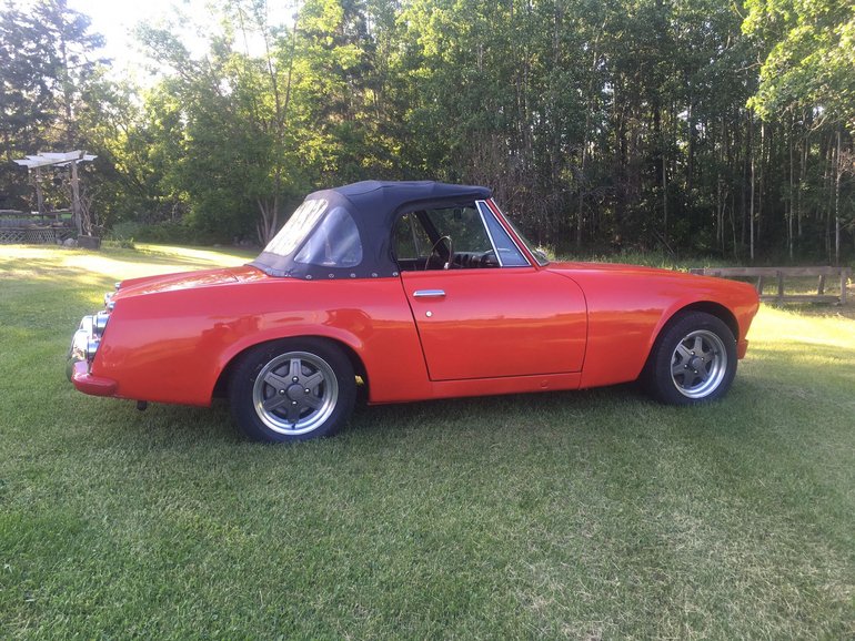 Datsun-1600-1968-Red-Black