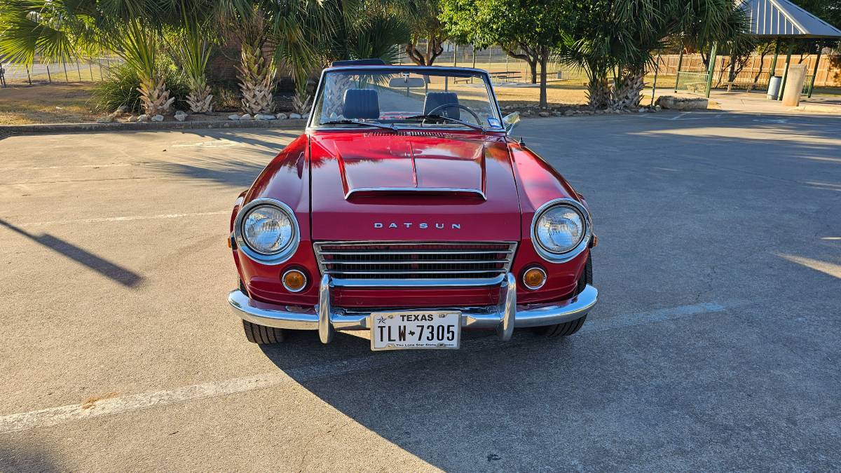 Datsun-1600-1970-red-11
