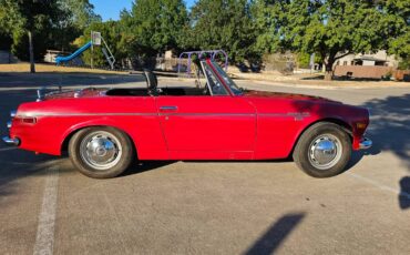 Datsun-1600-1970-red-2