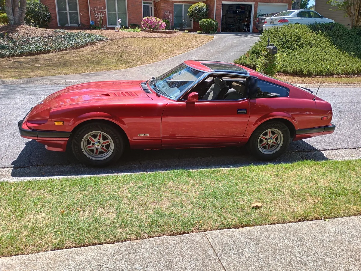 Datsun-280zx-1983-Candy-Apple-Red-Grey-Leather-2