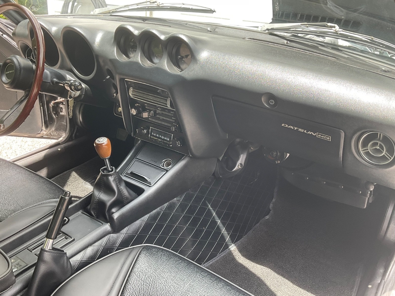 Datsun-Z-Series-1971-Coupe-24