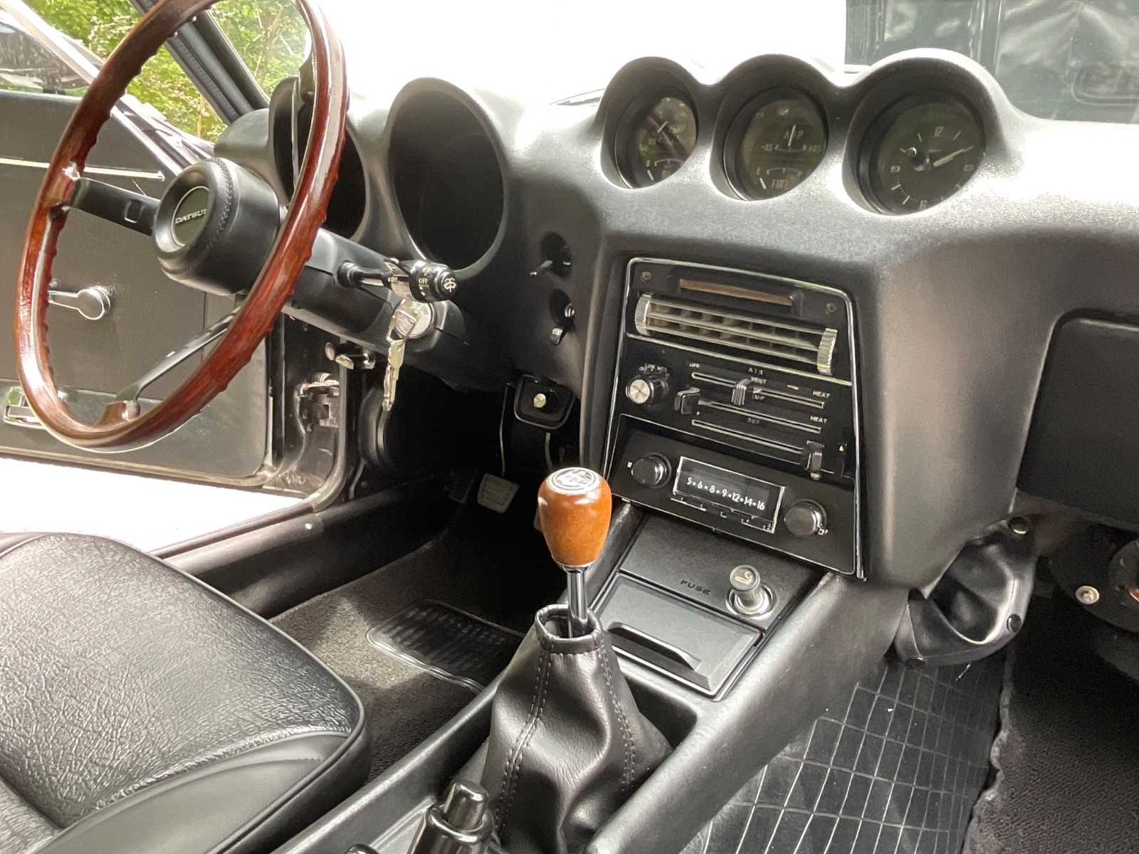 Datsun-Z-Series-1971-Coupe-25
