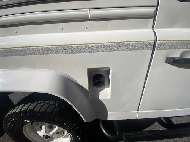 Defender-90-trophy-diesel-1993-white-1