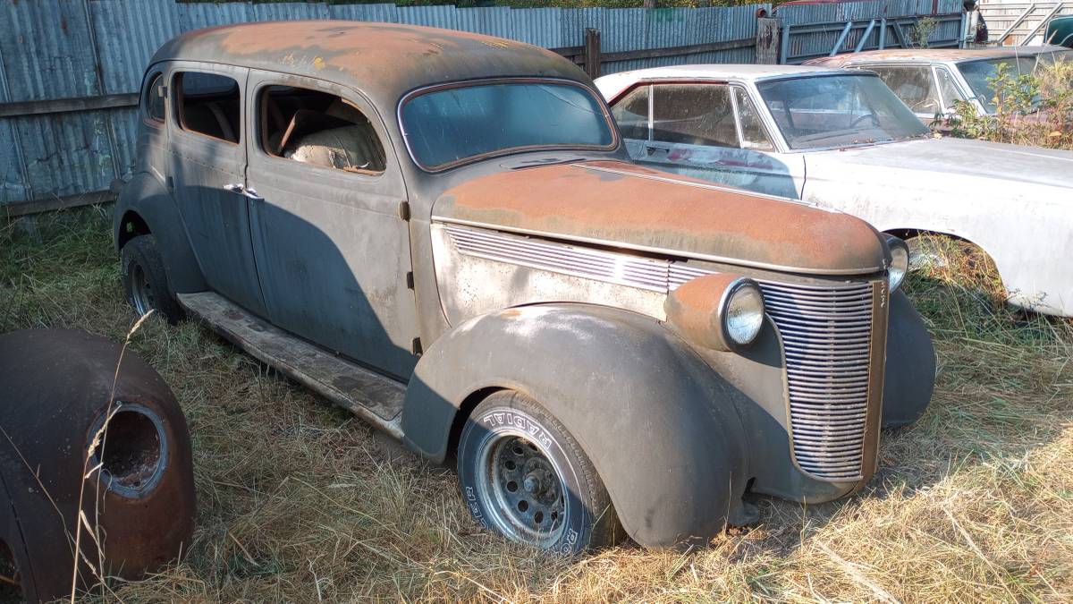 Desoto-sedan-1937-grey