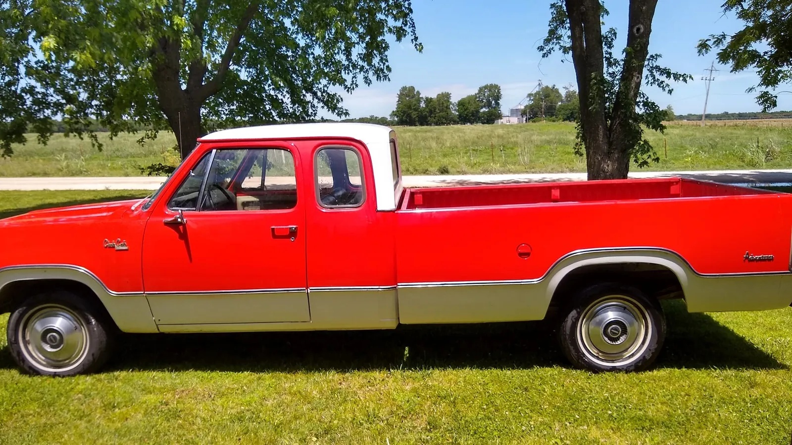 Dodge-Adventurer-1974-Red-And-White-Two-Tone-Black-And-Red-5