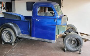 Dodge-B3b-1952-Blue-Brown-2